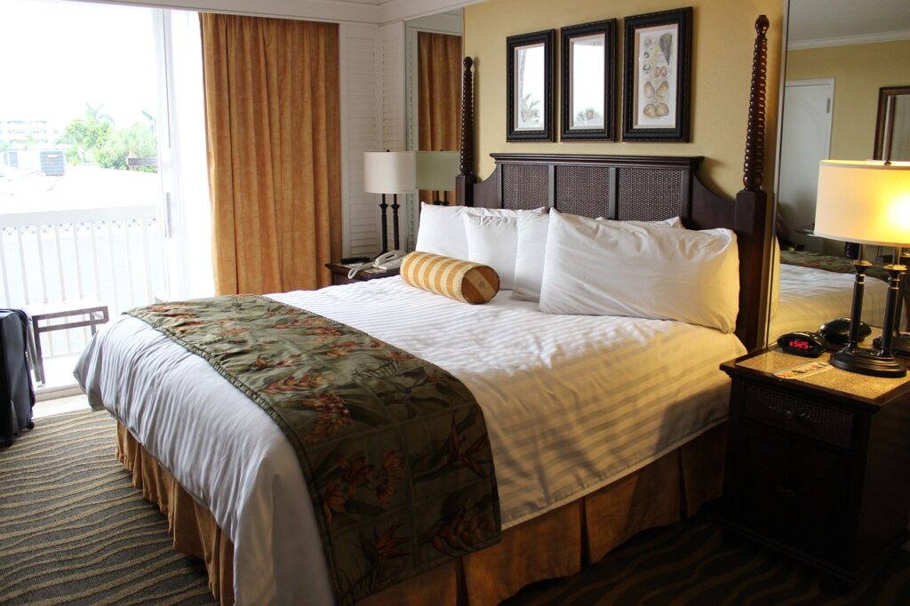 hotelroom, guestroom, florida-2205447.jpg